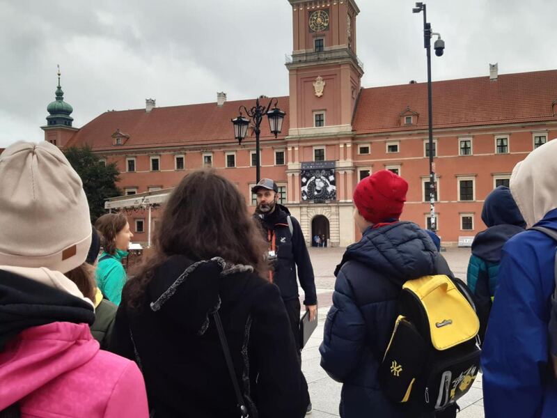 Grupa na spacerze przed Zamkiem Królewskim