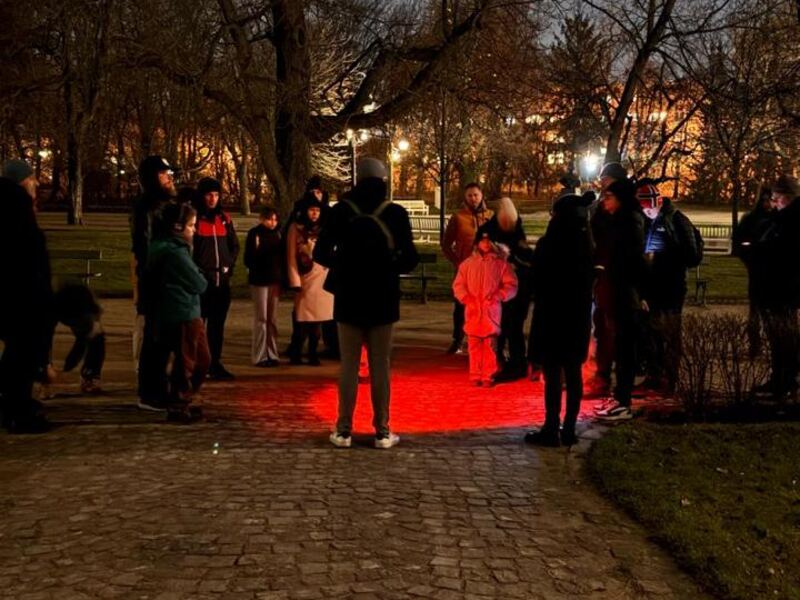 Duża grupa na wieczornym spacerze